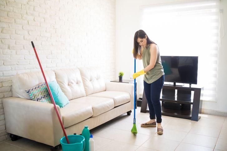 12 τρόποι για να έχετε το σπίτι σας καθαρό όταν δεν έχετε χρόνο: σκουπίζω το πάτωμα του σαλονιού