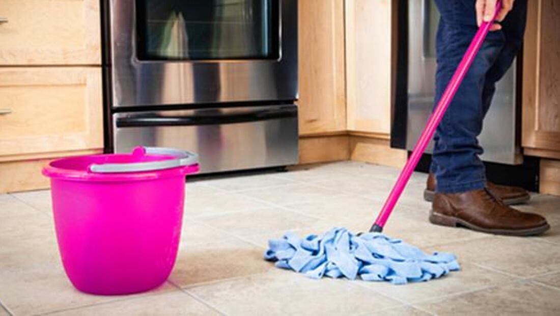 12 τρόποι για να έχετε το σπίτι σας καθαρό όταν δεν έχετε χρόνο: σφουγγαρίζω το πάτωμα
