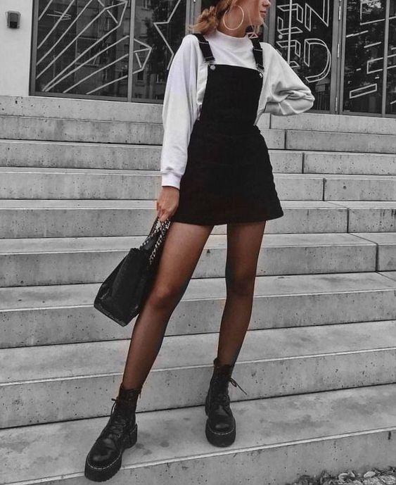 Black & white outfits: Μαύρο mini φόρεμα με λευκό φούτερ, μαύρο καλσόν και μαύρη τσάντα Black & white outfits: Μαύρο mini φόρεμα με λευκό φούτερ, μαύρο καλσόν και μαύρη τσάντα