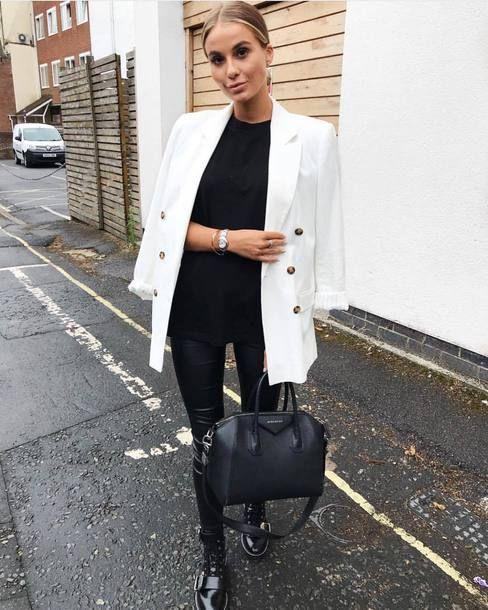 Black & white outfits: Μαύρη μπλούζα, μαύρο παντελόνι, μαύρα αρβυλάκια, μαύρη τσάντα και άσπρο παλτό Black & white outfits: Μαύρη μπλούζα, μαύρο παντελόνι, μαύρα αρβυλάκια, μαύρη τσάντα και άσπρο παλτό