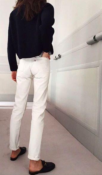 Black & white outfits: μαύρη μπλούζα και λευκό παντελόνι με μαύρα πέδιλα Black & white outfits: μαύρη μπλούζα και λευκό παντελόνι με μαύρα πέδιλα