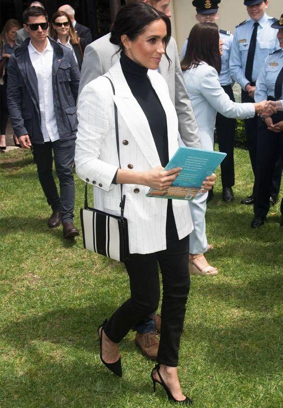 Black & white outfits: μαύρο πουλόβερ, μαύρο παντελόνι, μαύρες γόβες και ασπρόμαυρο τσαντάκι Μέγκαν Μαρκλ Black & white outfits: μαύρο πουλόβερ, μαύρο παντελόνι, μαύρες γόβες και ασπρόμαυρο τσαντάκι Μέγκαν Μαρκλ
