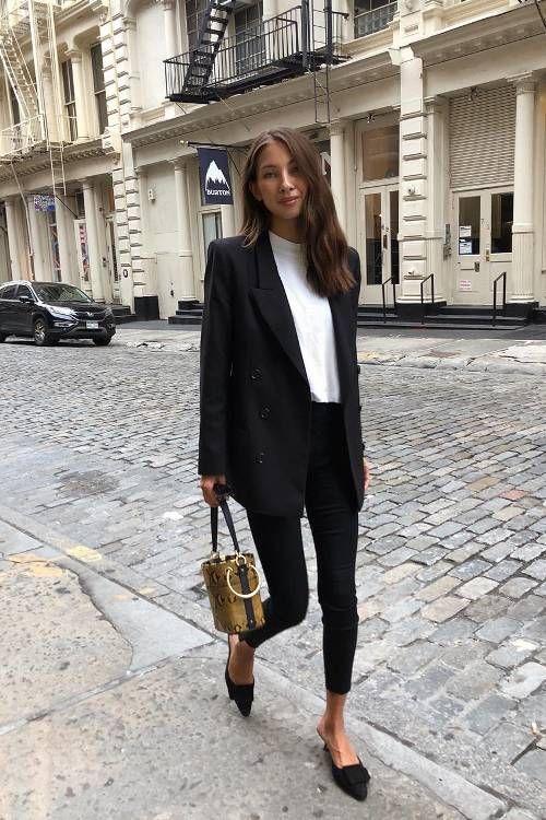Black & white outfits: λευκή μπλούζα, μαύρο παντελόνι και μαύρο παλτό Black & white outfits: λευκή μπλούζα, μαύρο παντελόνι και μαύρο παλτό