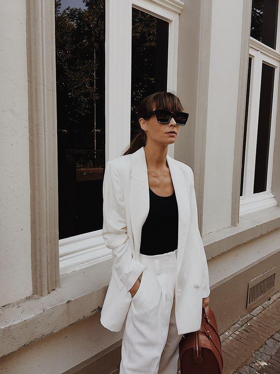 Black & white outfits: μαύρη μπλούζα με λευκό παλτό και λευκό παντελόνι Black & white outfits: μαύρη μπλούζα με λευκό παλτό και λευκό παντελόνι