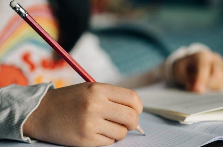 Σοβαρός λόγος: Έρευνα δείχνει γιατί είναι αναγκαίο τα παιδιά να γράφουν με το χέρι κι όχι με το πληκτρολόγιο
