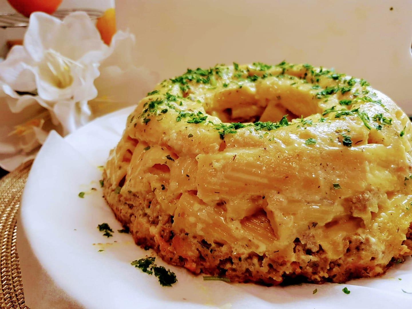 Μακαρόνια πένες ογκρατέν με κιμά & κουρκουμά στη φόρμα του κέικ