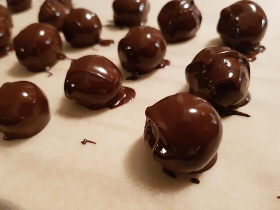 τρουφάκια με αμυγδαλόπαστα συνταγή 6 υλικά 
