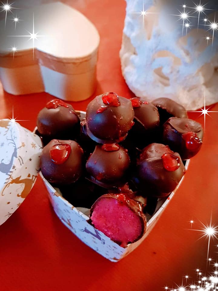 τρουφάκια με αμυγδαλόπαστα συνταγή 6 υλικά τρουφάκια με αμυγδαλόπαστα συνταγή 6 υλικά