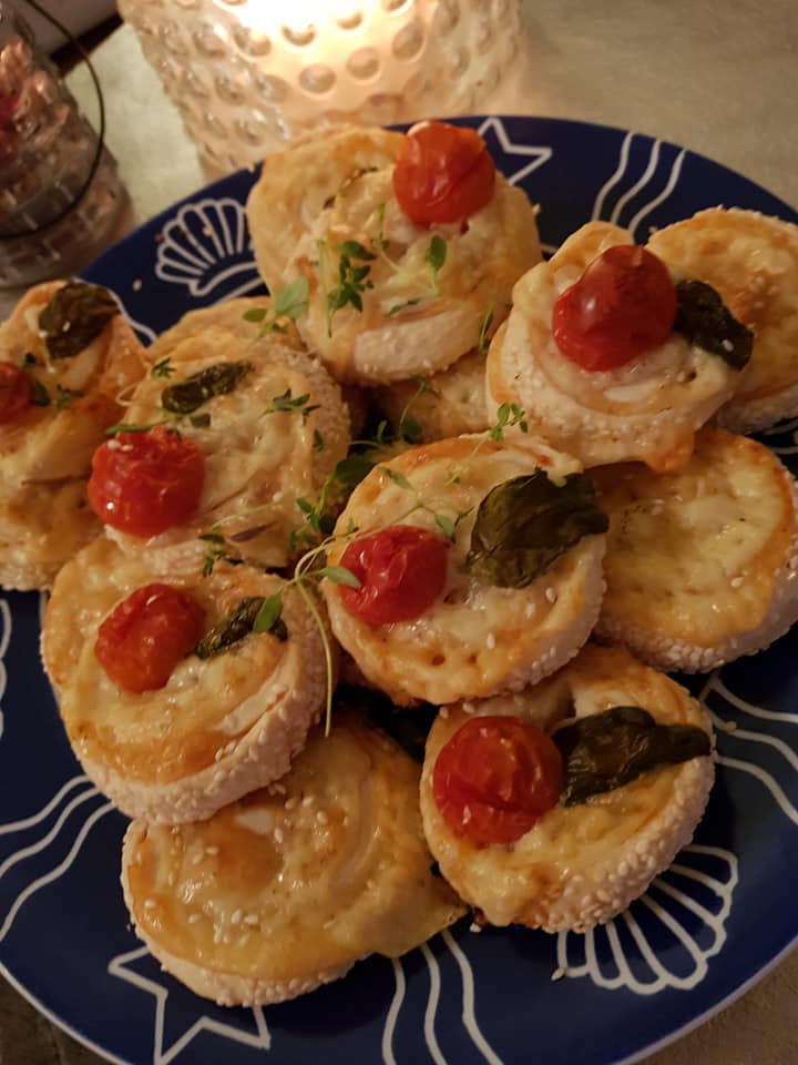 Ρολάκια σφολιάτας με ντοματίνια και τυριά το τέλειο ορεκτικό