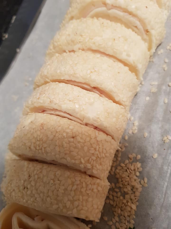 Ρολάκια σφολιάτας με ντοματίνια και τυριά το τέλειο ορεκτικό