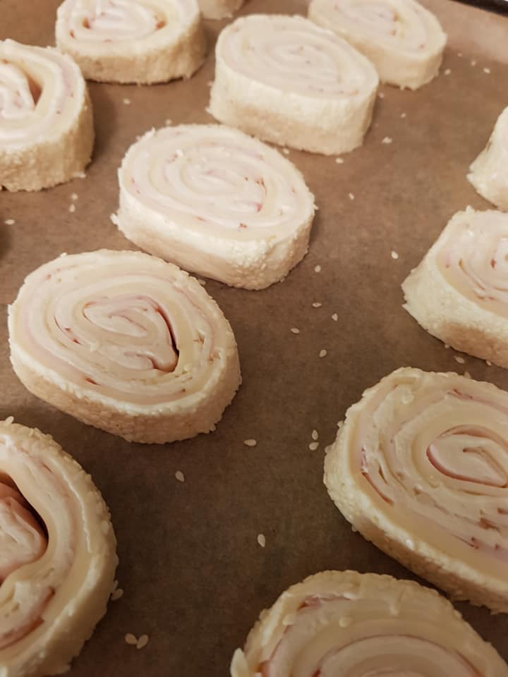 Ρολάκια σφολιάτας με ντοματίνια και τυριά το τέλειο ορεκτικό