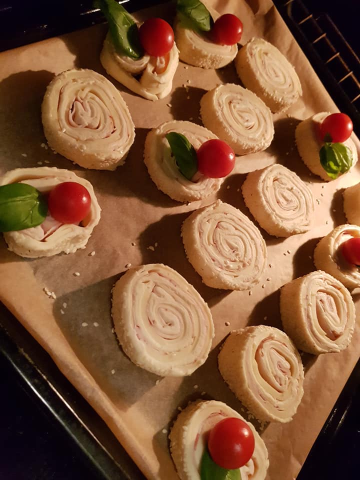 Ρολάκια σφολιάτας με ντοματίνια και τυριά το τέλειο ορεκτικό