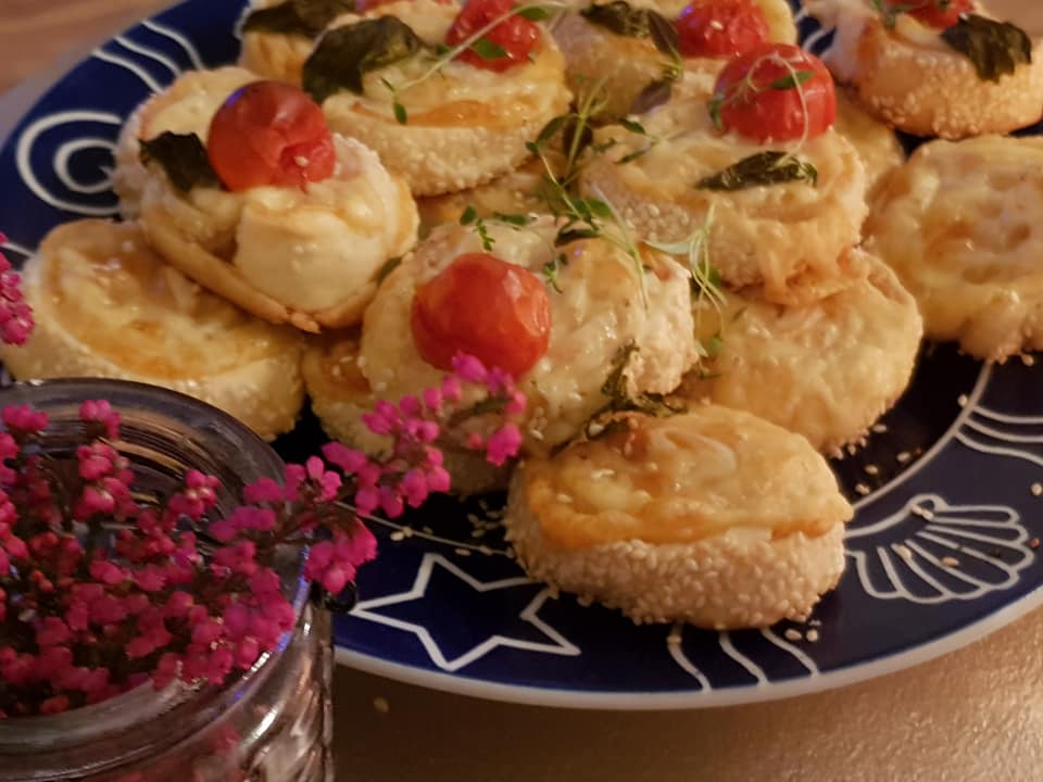 Ρολάκια σφολιάτας με ντοματίνια και τυριά το τέλειο ορεκτικό Ρολάκια σφολιάτας με ντοματίνια και τυριά το τέλειο ορεκτικό