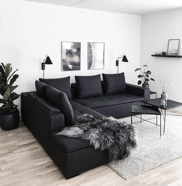 15 ιδέες με μαύρα έπιπλα στην διακόσμηση: μαύρος καναπές και μαύρο τραπεζάκι για το σαλόνι