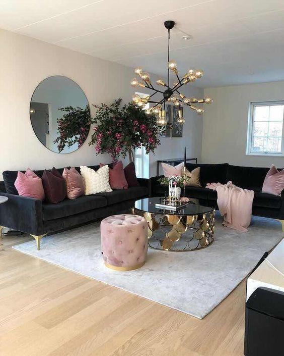 15 ιδέες με μαύρα έπιπλα στην διακόσμηση: μαύροι καναπέδες με ροζ μαξιλάρια 