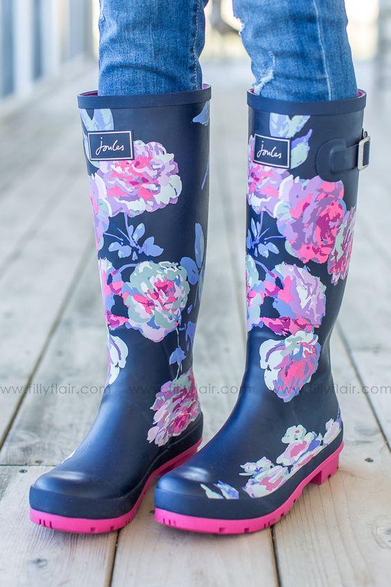 Γαλότσες: Σε μαύρο χρώμα με πολύχρωμα λουλούδια 