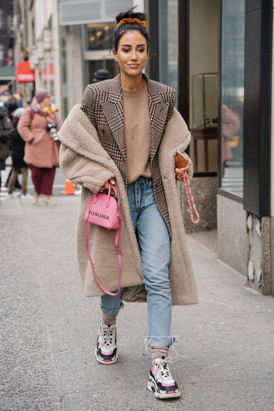 Loose-fitting jeans: Γαλάζιο loose fitting jean με μπεζ μπλούζα και μπεζ tedy bear coat Loose-fitting jeans: Γαλάζιο loose fitting jean με μπεζ μπλούζα και μπεζ tedy bear coat