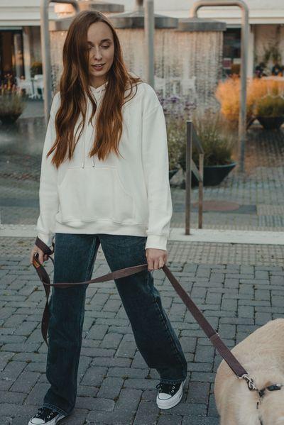 Loose-fitting jeans: Μπλε loose fitting jean με λευκό φούτερ Loose-fitting jeans: Μπλε loose fitting jean με λευκό φούτερ