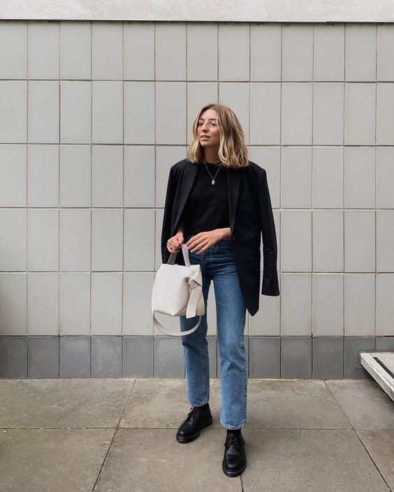 Loose-fitting jeans: Μπλε losse fitting jean με μαύρη μπλούζα και μαύρο πανωφόρι Loose-fitting jeans: Μπλε losse fitting jean με μαύρη μπλούζα και μαύρο πανωφόρι