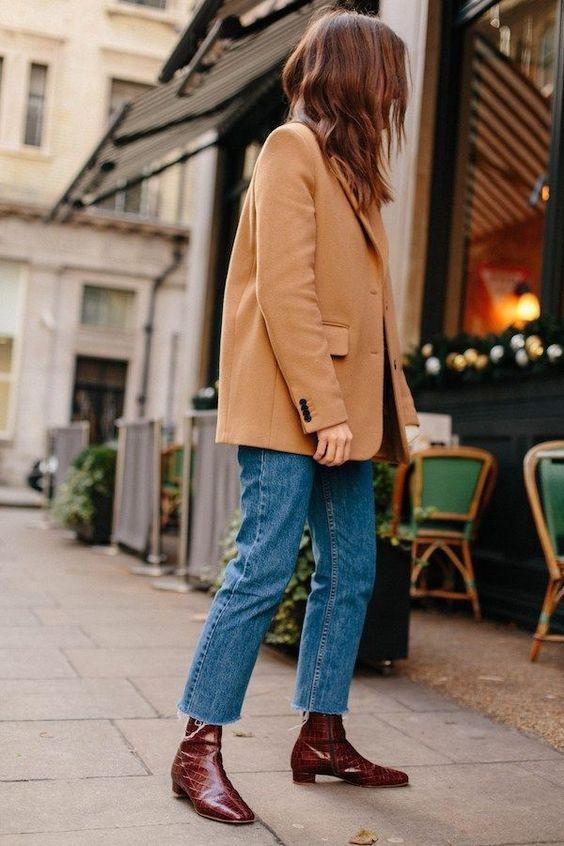 Loose-fitting jeans: Μπλε loose fitting jean με μπεζ σακάκι Loose-fitting jeans: Μπλε loose fitting jean με μπεζ σακάκι