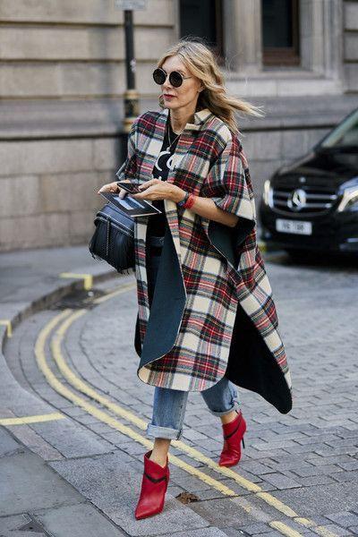 Loose-fitting jeans: Ξεθωριασμένο μπλε Loose fitting jean με καρό εσάρπα και κόκκινα μποτάκια Loose-fitting jeans: Ξεθωριασμένο μπλε Loose fitting jean με καρό εσάρπα και κόκκινα μποτάκια