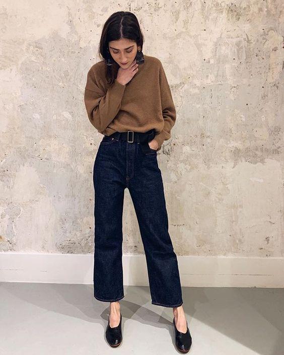 Loose-fitting jeans: Σκούρο μπλε loose fitting jean με καφέ μπλούζα Loose-fitting jeans: Σκούρο μπλε loose fitting jean με καφέ μπλούζα