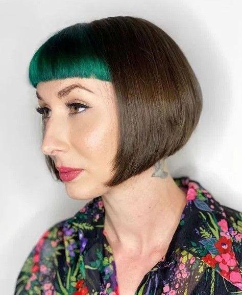 Κοντές αφέλειες: Πράσινες αφέλειες σε καστανά καρέ μαλλιά 