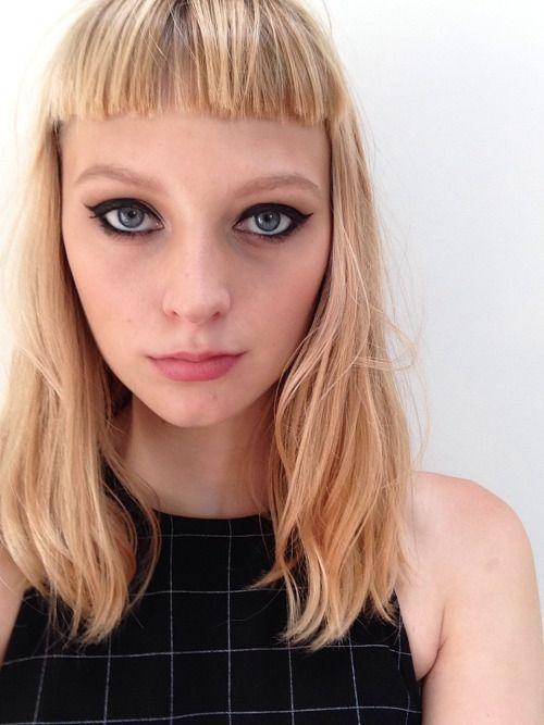 Κοντές αφέλειες: Κοντέ αφέλειες σε ξανθά μακριά μαλλιά 