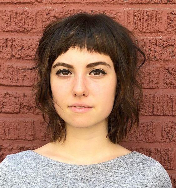 Κοντές αφέλειες: Κοντές αφέλειες σε καστανά κοντά μαλλιά 