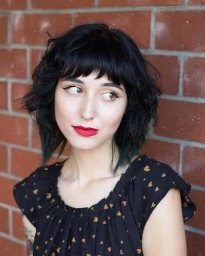 Κοντές αφέλειες: Κοντές αφέλειες σε μαύρα καρέ μαλλιά 