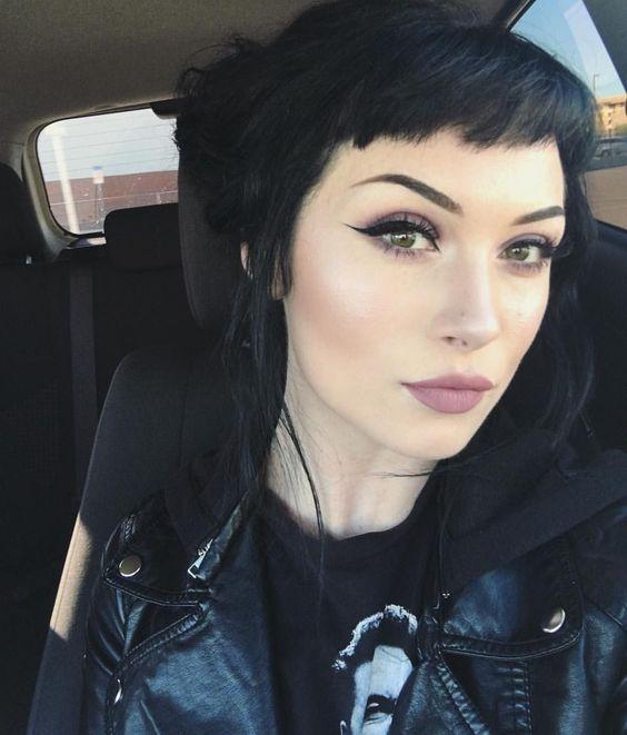 Κοντές αφέλειες: Κοντές αφέλειες σε μαύρα μαλλιά πιασμένα κοτσίδα 