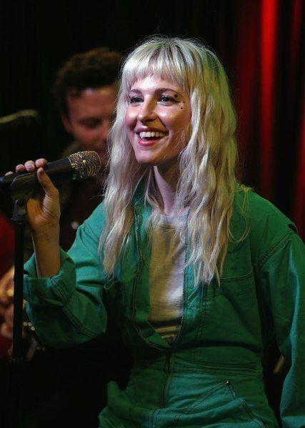 Κοντές αφέλειες: Κοντές αφέλειες σε μακριά ξανθά μαλλιά 