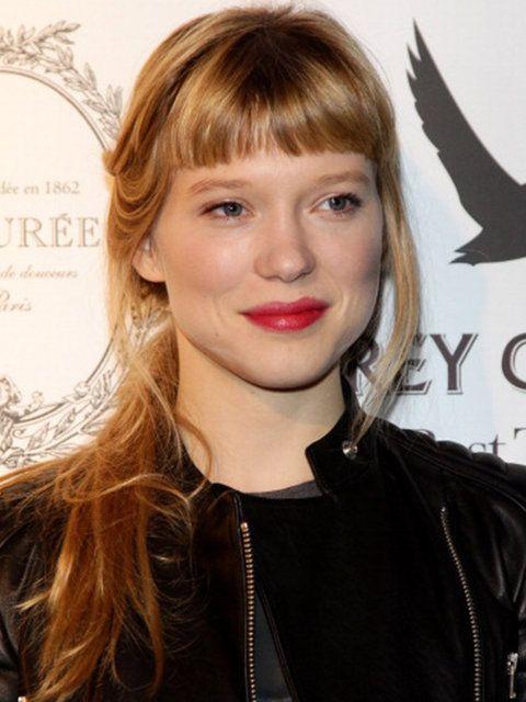 Κοντές αφέλειες: Κοντές αφέλειες σε μακριά ξανθά μαλλιά πιασμένα κοτσίδα