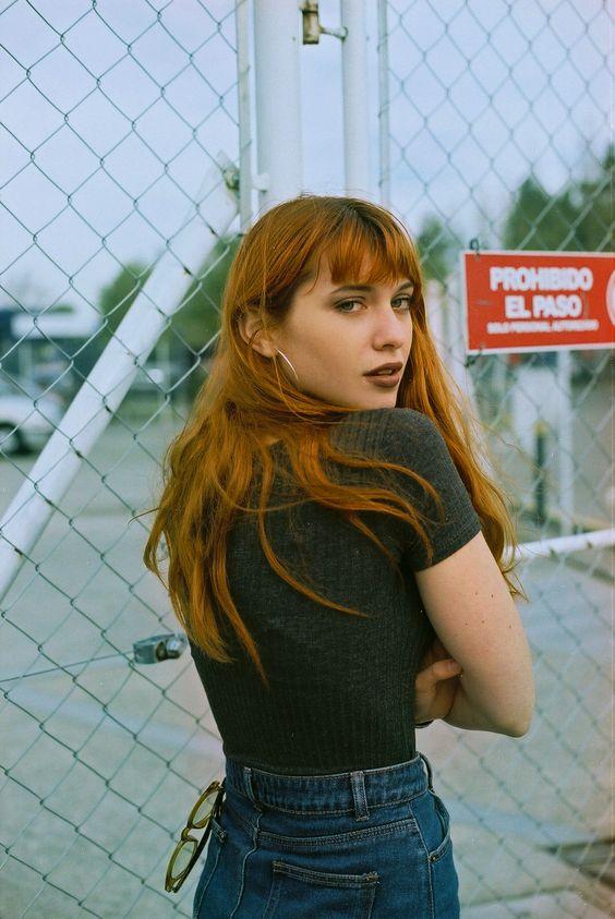 Κοντές αφέλειες: Κοντές αφέλειες σε πορτοκαλί μακριά μαλλιά 