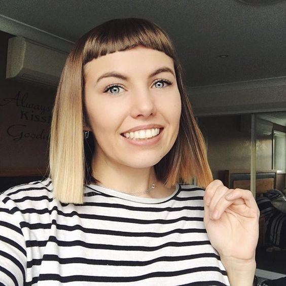 Κοντές αφέλειες: Κοντές αφέλειες σε ξανθά καρέ μαλλιά 