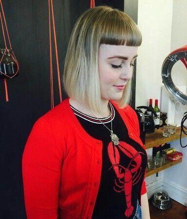 Κοντές αφέλειες: Κοντές αφέλειες σε καρέ ξανθά μαλλιά 