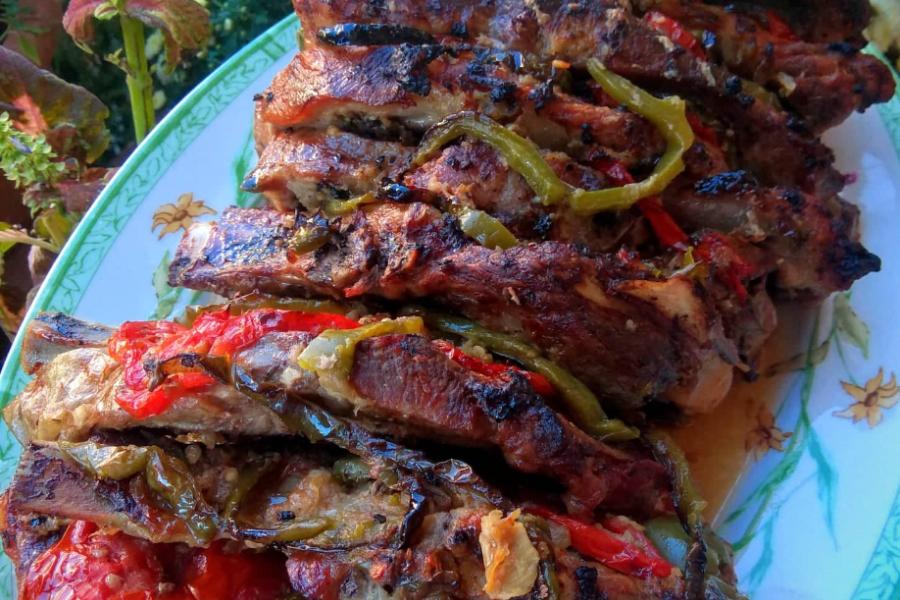 Χοιρινές μπριζόλες λαιμού σαν εξοχικό - Σκέτο λουκούμι Χοιρινές μπριζόλες λαιμού σαν εξοχικό – Σκέτο λουκούμι