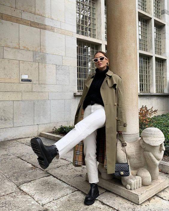 Chunky Boots: Chunky boots με λευκό παντελόνι, μαύρη μπλούζα και χακί πανωφόρι Chunky Boots: Chunky boots με λευκό παντελόνι, μαύρη μπλούζα και χακί πανωφόρι