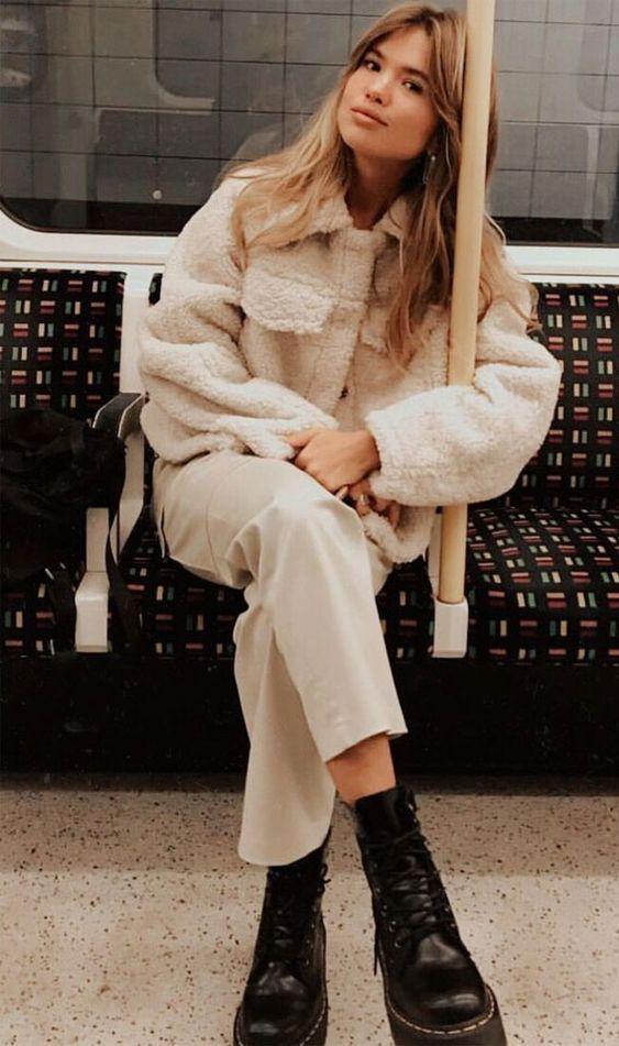 Chunky Boots: Chunky boots με tedy bear coat και μπεζ παντελόνι Chunky Boots: Chunky boots με tedy bear coat και μπεζ παντελόνι