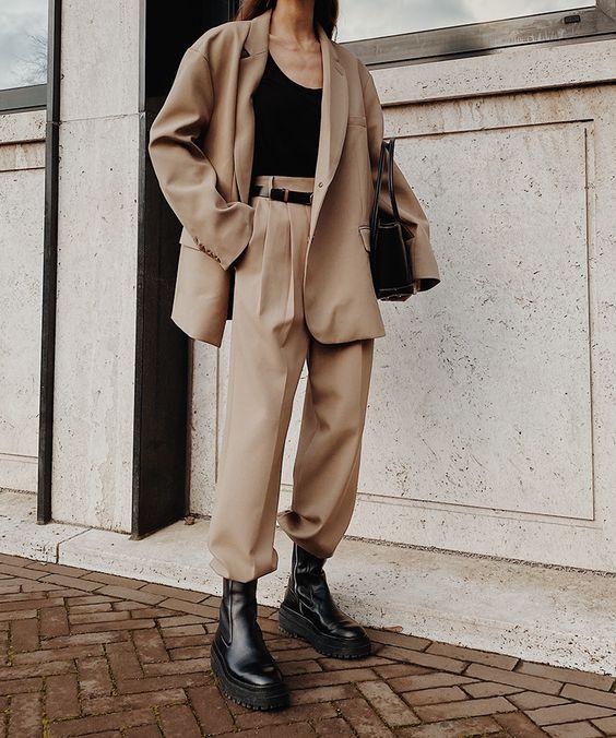 Chunky Boots: Μπεζ επίσημο παντελόνι, με μπεζ σακάκι και μαύρο τοπ Chunky Boots: Μπεζ επίσημο παντελόνι, με μπεζ σακάκι και μαύρο τοπ