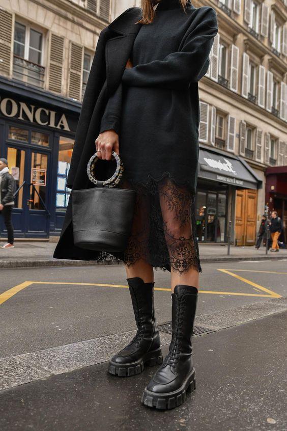Chunky Boots: Μαύρο φόρεμα με δαντέλα στο τελείωμα και μαύρο σακάκι Chunky Boots: Μαύρο φόρεμα με δαντέλα στο τελείωμα και μαύρο σακάκι