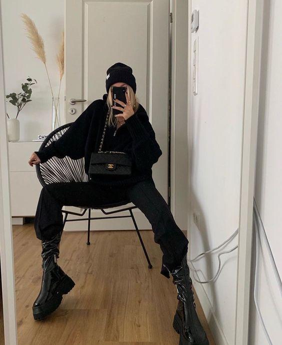 Chunky Boots: Μαύρο φούτερ, μαύρο σκουφάκι, μαύρο παντελόνι και μαύρη τσάντα Chunky Boots: Μαύρο φούτερ, μαύρο σκουφάκι, μαύρο παντελόνι και μαύρη τσάντα