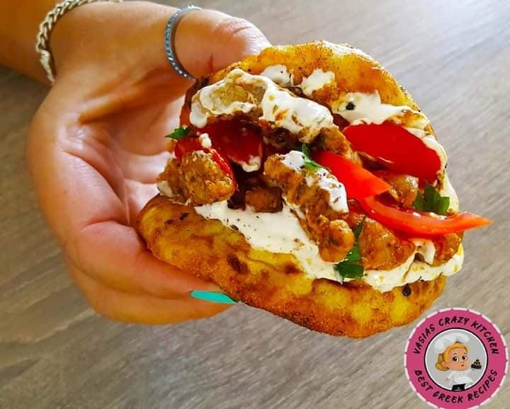 Μίνι λαχταριστά πιτόγυρα με χοίρινο σνίτσελ