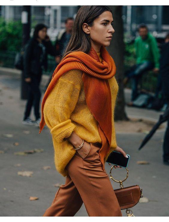 Knitwear outfit: Μουσταρδί πλεκτή μπλούζα με πορτοκαλί πλεκτό κασκόλ και καφέ παντελόνι 
