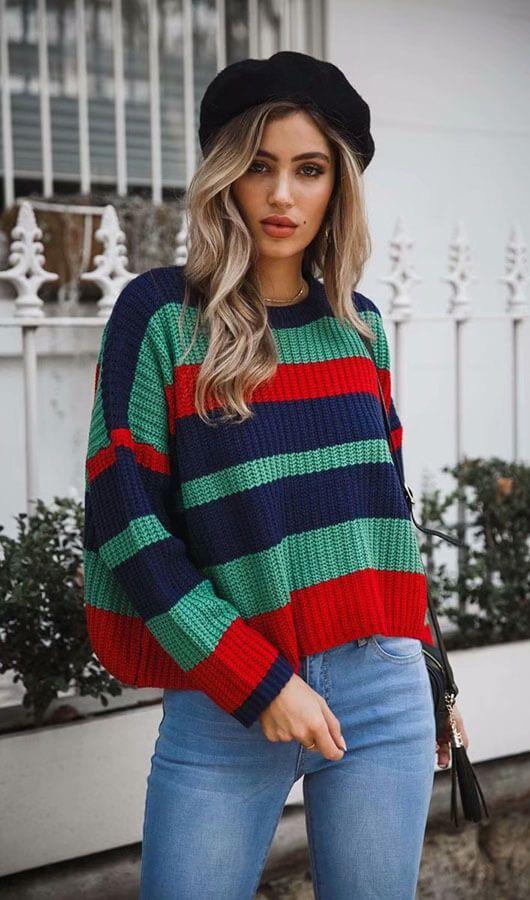 Knitwear outfit: Πλεκτό πουλόβερ σε πράσινες, κόκκινες και μπλε αποχρώσεις 