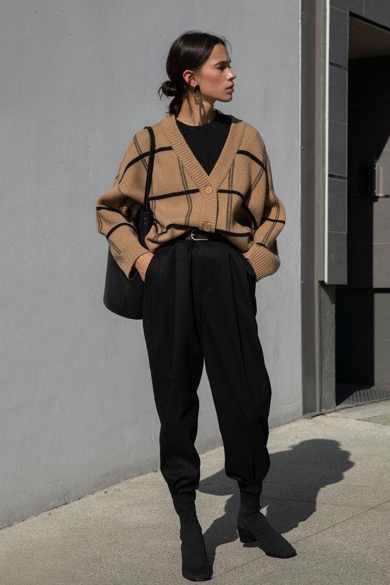 Knitwear outfit: Καφέ πλεκτή ζακέτα με μαύρες ρίγες φορεμένη σε total black outfit 