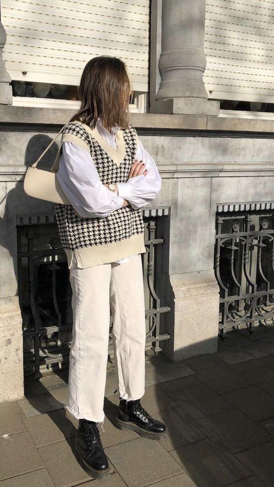 Knitwear outfit: Καρό αμάνικη μπλούζα σε nude και ασπρόμαυρες αποχρώσεις φορεμένη πάνω από λευκό πουκάμισο