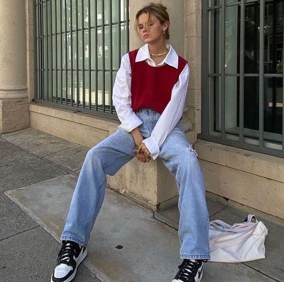 Knitwear outfit: Αμάνικο μπορντό πλεκτό τοπ φορεμένο πάνω από λευκό πουκάμισο με jean παντελόνι 