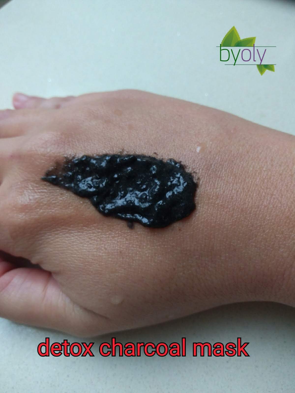 Σπιτική μάσκα αποτοξίνωσης με ενεργό άνθρακα