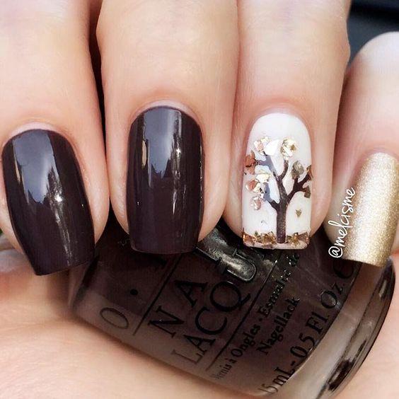 Ιδέες για το μανικιούρ του Νοεμβρίου: Σκούρο μπορντό χρώμα στα νύχια και λευκά νύχια με ζωγραφισμένα φθινοπωρινά δέντρα 